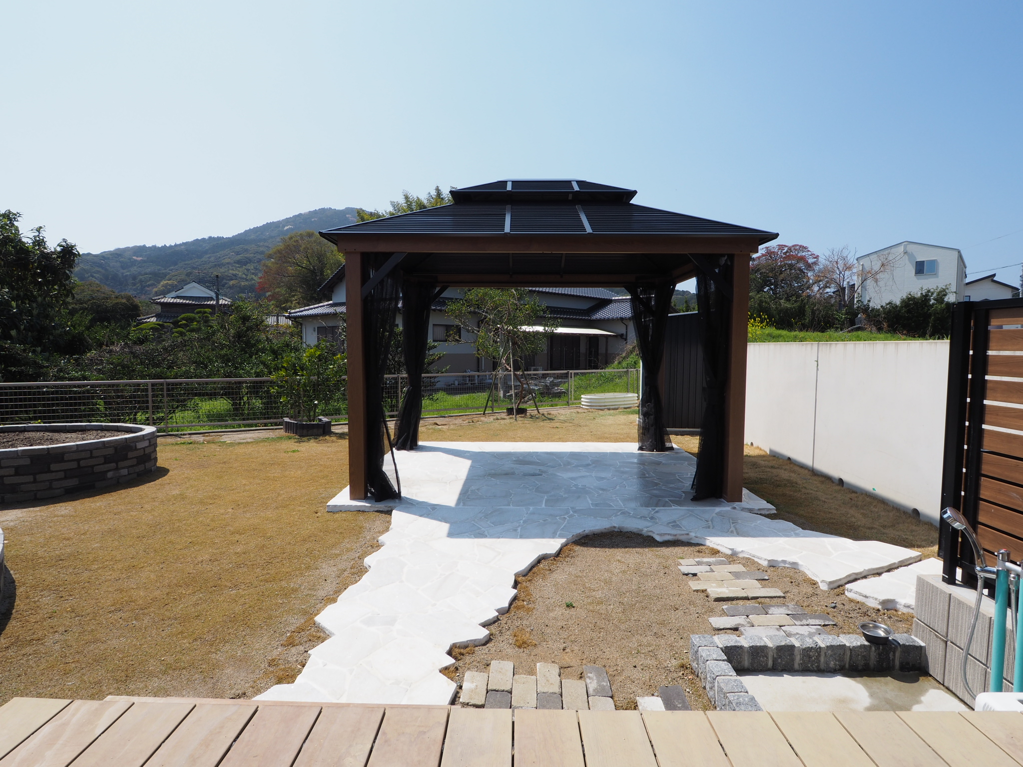 ガゼボの正面と石畳のパス